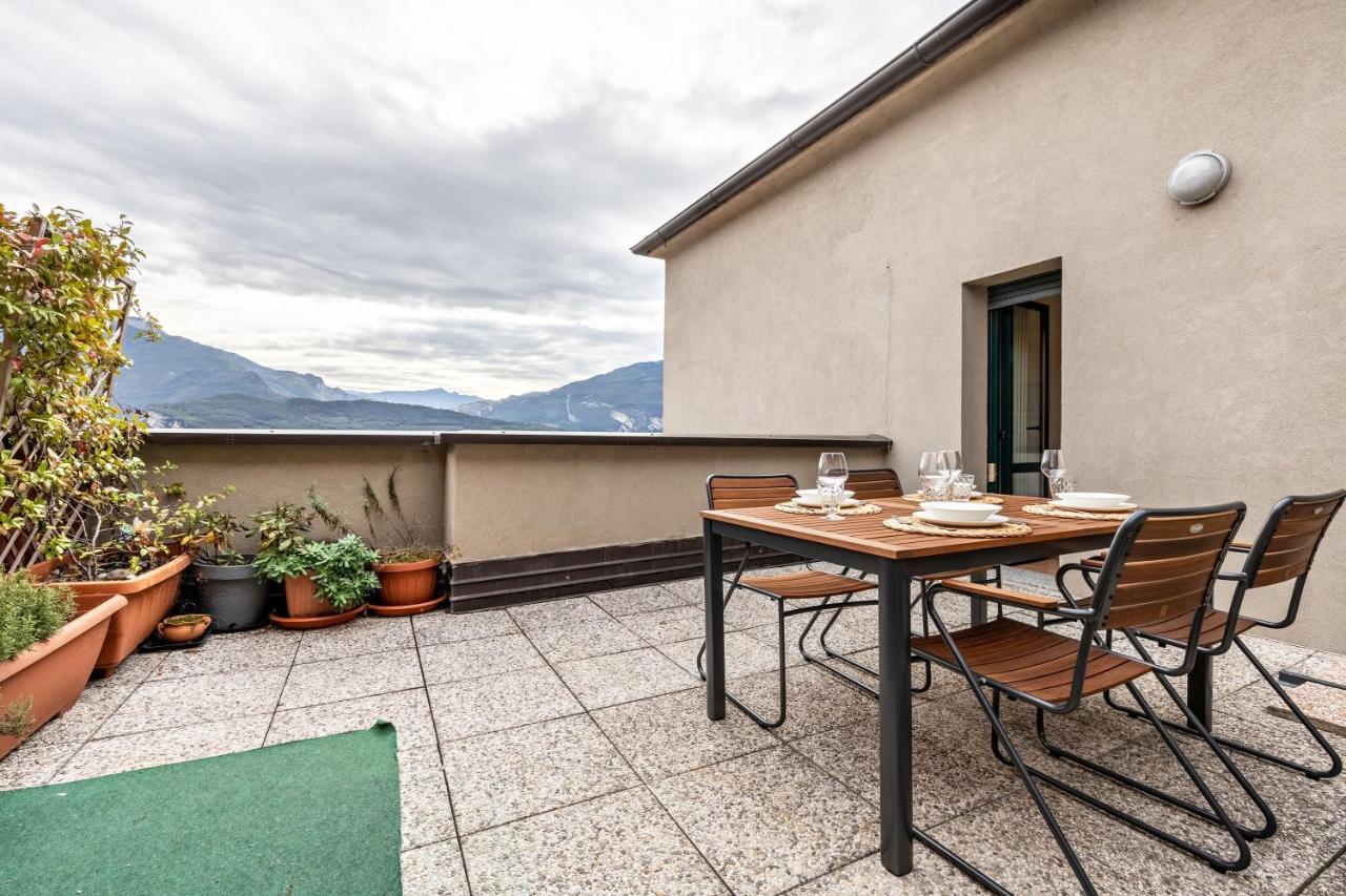 Apartament La Terrazza Di Vincent Sul Garda Riva Zewnętrze zdjęcie